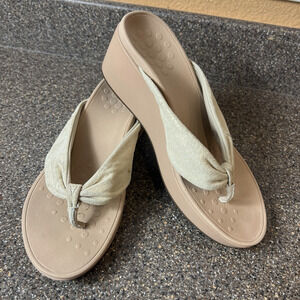 Vionic Women's Size 8 Comfort Casual Wedge Thong Metallic Gold Leather Sandals
